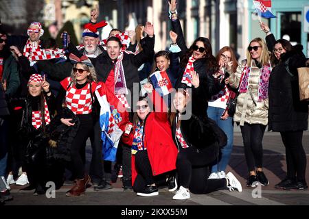 Kroatische und serbische Fans trafen sich am Vorabend des heutigen Handball-Europameisterschaftsspiels zwischen Kroatien und Serbien im Zentrum von Szeged, Ungarn, am 15. Januar 2021. Foto: Sanjin Strukic/PIXSELL Stockfoto