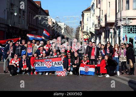 Kroatische und serbische Fans trafen sich am Vorabend des heutigen Handball-Europameisterschaftsspiels zwischen Kroatien und Serbien im Zentrum von Szeged, Ungarn, am 15. Januar 2021. Foto: Sanjin Strukic/PIXSELL Stockfoto