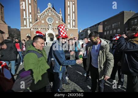 Kroatische und serbische Fans trafen sich am Vorabend des heutigen Handball-Europameisterschaftsspiels zwischen Kroatien und Serbien im Zentrum von Szeged, Ungarn, am 15. Januar 2021. Foto: Sanjin Strukic/PIXSELL Stockfoto