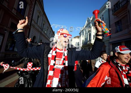 Kroatische und serbische Fans trafen sich am Vorabend des heutigen Handball-Europameisterschaftsspiels zwischen Kroatien und Serbien im Zentrum von Szeged, Ungarn, am 15. Januar 2021. Foto: Sanjin Strukic/PIXSELL Stockfoto