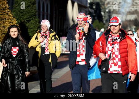 Kroatische und serbische Fans trafen sich am Vorabend des heutigen Handball-Europameisterschaftsspiels zwischen Kroatien und Serbien im Zentrum von Szeged, Ungarn, am 15. Januar 2021. Foto: Sanjin Strukic/PIXSELL Stockfoto