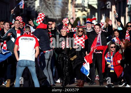 Kroatische und serbische Fans trafen sich am Vorabend des heutigen Handball-Europameisterschaftsspiels zwischen Kroatien und Serbien im Zentrum von Szeged, Ungarn, am 15. Januar 2021. Foto: Sanjin Strukic/PIXSELL Stockfoto