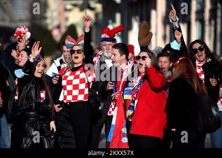 Kroatische und serbische Fans trafen sich am Vorabend des heutigen Handball-Europameisterschaftsspiels zwischen Kroatien und Serbien im Zentrum von Szeged, Ungarn, am 15. Januar 2021. Foto: Sanjin Strukic/PIXSELL Stockfoto