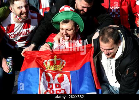 Kroatische und serbische Fans trafen sich am Vorabend des heutigen Handball-Europameisterschaftsspiels zwischen Kroatien und Serbien im Zentrum von Szeged, Ungarn, am 15. Januar 2021. Foto: Sanjin Strukic/PIXSELL Stockfoto