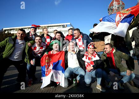 Kroatische und serbische Fans trafen sich am Vorabend des heutigen Handball-Europameisterschaftsspiels zwischen Kroatien und Serbien im Zentrum von Szeged, Ungarn, am 15. Januar 2021. Foto: Sanjin Strukic/PIXSELL Stockfoto