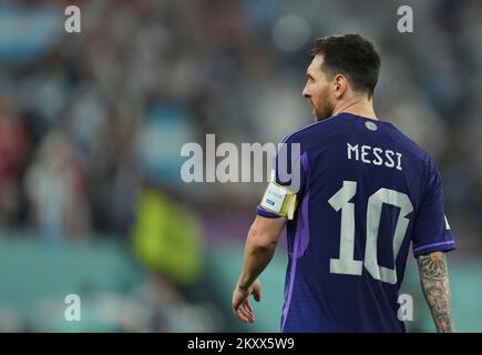 Doha, Katar. 30.. November 2022. Lionel Messi aus Argentinien reagiert auf das Spiel der Gruppe C zwischen Polen und Argentinien bei der FIFA-Weltmeisterschaft 2022 im Stadium 974 in Doha, Katar, am 30. November 2022. Kredit: Xiao Yijiu/Xinhua/Alamy Live News Stockfoto