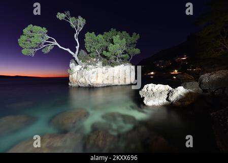 Sonnenuntergang über dem Brela Stone in Brela, Kroatien am 15. Januar 2022. Das Symbol von Brela ist „Kamen Brela“ (Brela Stone), eine kleine Felseninsel gleich neben dem Hauptstrand von Brela, dem Strand von Punta Rata. Im Jahr 2004 hat das amerikanische Magazin Forbes den Punta Rata Beach auf die Liste der 10 schönsten Strände der Welt gesetzt, wo er auf Platz 6. der Welt und auf Platz 1. in Europa steht. Foto: Matko Begovic/HaloPix/PIXSELL Stockfoto