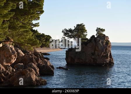 Sonnenuntergang über dem Brela Stone in Brela, Kroatien am 15. Januar 2022. Das Symbol von Brela ist „Kamen Brela“ (Brela Stone), eine kleine Felseninsel gleich neben dem Hauptstrand von Brela, dem Strand von Punta Rata. Im Jahr 2004 hat das amerikanische Magazin Forbes den Punta Rata Beach auf die Liste der 10 schönsten Strände der Welt gesetzt, wo er auf Platz 6. der Welt und auf Platz 1. in Europa steht. Foto: Matko Begovic/HaloPix/PIXSELL Stockfoto