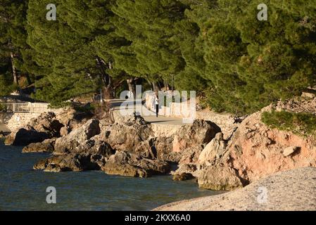 Sonnenuntergang über dem Brela Stone in Brela, Kroatien am 15. Januar 2022. Das Symbol von Brela ist „Kamen Brela“ (Brela Stone), eine kleine Felseninsel gleich neben dem Hauptstrand von Brela, dem Strand von Punta Rata. Im Jahr 2004 hat das amerikanische Magazin Forbes den Punta Rata Beach auf die Liste der 10 schönsten Strände der Welt gesetzt, wo er auf Platz 6. der Welt und auf Platz 1. in Europa steht. Foto: Matko Begovic/HaloPix/PIXSELL Stockfoto