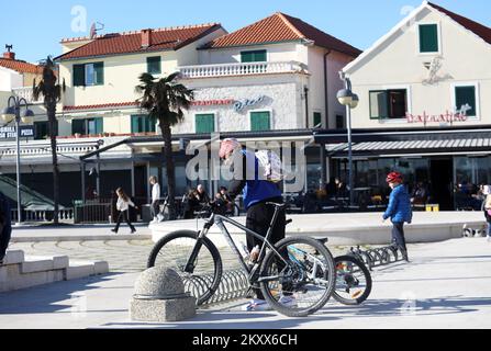 Die Bürger nutzten am 16. Januar 2022 einen sonnigen Sonntag, um im Freien in Vodice, Kroatien, zu bleiben. Foto: Dusko Jaramaz/PIXSELL Stockfoto