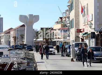 Die Bürger nutzten am 16. Januar 2022 einen sonnigen Sonntag, um im Freien in Vodice, Kroatien, zu bleiben. Foto: Dusko Jaramaz/PIXSELL Stockfoto