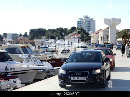 Die Bürger nutzten am 16. Januar 2022 einen sonnigen Sonntag, um im Freien in Vodice, Kroatien, zu bleiben. Foto: Dusko Jaramaz/PIXSELL Stockfoto