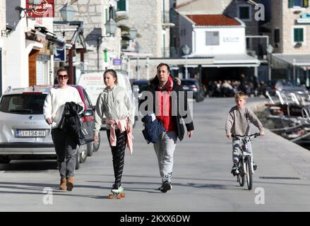 Die Bürger nutzten am 16. Januar 2022 einen sonnigen Sonntag, um im Freien in Vodice, Kroatien, zu bleiben. Foto: Dusko Jaramaz/PIXSELL Stockfoto