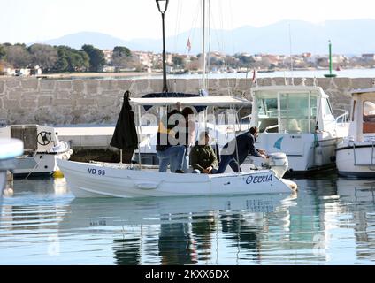 Die Bürger nutzten am 16. Januar 2022 einen sonnigen Sonntag, um im Freien in Vodice, Kroatien, zu bleiben. Foto: Dusko Jaramaz/PIXSELL Stockfoto