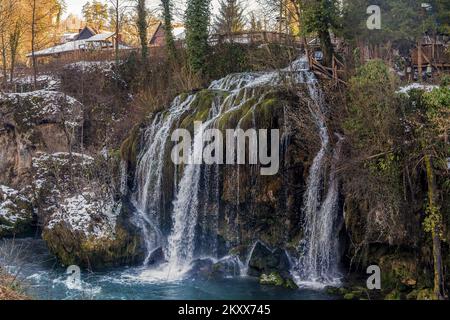 Die Bilder zeigen einen märchenhaften Blick auf Rastoke im Winter. Die malerische Kleinstadt Rastoke in Karlovac County ist eine der attraktivsten Touristenattraktionen in Kroatien, wo das Leben von zwei Flüssen diktiert wird: Slunjcica und Korana. In Rastoke wächst und fließt Slunjcica über Travertin-Felsen in den Fluss Korana, und in seinem Lauf entstehen viele Seen, Stromschnellen und Wasserfälle, von denen die berühmtesten Buk, Hrvoje und Vilina kosa sind. Sie werden oft Klein-Plitvicer genannt, weil die geologische Zusammensetzung der Wasserfälle die gleiche ist wie im Nationalpark Plitvicer Seen., in Rastoke, Kroatien Stockfoto