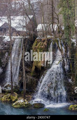 Die Bilder zeigen einen märchenhaften Blick auf Rastoke im Winter. Die malerische Kleinstadt Rastoke in Karlovac County ist eine der attraktivsten Touristenattraktionen in Kroatien, wo das Leben von zwei Flüssen diktiert wird: Slunjcica und Korana. In Rastoke wächst und fließt Slunjcica über Travertin-Felsen in den Fluss Korana, und in seinem Lauf entstehen viele Seen, Stromschnellen und Wasserfälle, von denen die berühmtesten Buk, Hrvoje und Vilina kosa sind. Sie werden oft Klein-Plitvicer genannt, weil die geologische Zusammensetzung der Wasserfälle die gleiche ist wie im Nationalpark Plitvicer Seen., in Rastoke, Kroatien Stockfoto