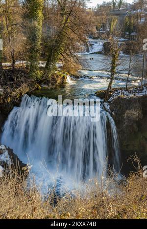 Die Bilder zeigen einen märchenhaften Blick auf Rastoke im Winter. Die malerische Kleinstadt Rastoke in Karlovac County ist eine der attraktivsten Touristenattraktionen in Kroatien, wo das Leben von zwei Flüssen diktiert wird: Slunjcica und Korana. In Rastoke wächst und fließt Slunjcica über Travertin-Felsen in den Fluss Korana, und in seinem Lauf entstehen viele Seen, Stromschnellen und Wasserfälle, von denen die berühmtesten Buk, Hrvoje und Vilina kosa sind. Sie werden oft Klein-Plitvicer genannt, weil die geologische Zusammensetzung der Wasserfälle die gleiche ist wie im Nationalpark Plitvicer Seen., in Rastoke, Kroatien Stockfoto