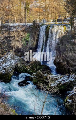 Die Bilder zeigen einen märchenhaften Blick auf Rastoke im Winter. Die malerische Kleinstadt Rastoke in Karlovac County ist eine der attraktivsten Touristenattraktionen in Kroatien, wo das Leben von zwei Flüssen diktiert wird: Slunjcica und Korana. In Rastoke wächst und fließt Slunjcica über Travertin-Felsen in den Fluss Korana, und in seinem Lauf entstehen viele Seen, Stromschnellen und Wasserfälle, von denen die berühmtesten Buk, Hrvoje und Vilina kosa sind. Sie werden oft Klein-Plitvicer genannt, weil die geologische Zusammensetzung der Wasserfälle die gleiche ist wie im Nationalpark Plitvicer Seen., in Rastoke, Kroatien Stockfoto