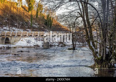 Die Bilder zeigen einen märchenhaften Blick auf Rastoke im Winter. Die malerische Kleinstadt Rastoke in Karlovac County ist eine der attraktivsten Touristenattraktionen in Kroatien, wo das Leben von zwei Flüssen diktiert wird: Slunjcica und Korana. In Rastoke wächst und fließt Slunjcica über Travertin-Felsen in den Fluss Korana, und in seinem Lauf entstehen viele Seen, Stromschnellen und Wasserfälle, von denen die berühmtesten Buk, Hrvoje und Vilina kosa sind. Sie werden oft Klein-Plitvicer genannt, weil die geologische Zusammensetzung der Wasserfälle die gleiche ist wie im Nationalpark Plitvicer Seen., in Rastoke, Kroatien Stockfoto