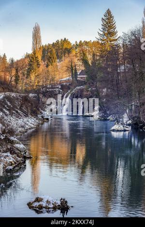 Die Bilder zeigen einen märchenhaften Blick auf Rastoke im Winter. Die malerische Kleinstadt Rastoke in Karlovac County ist eine der attraktivsten Touristenattraktionen in Kroatien, wo das Leben von zwei Flüssen diktiert wird: Slunjcica und Korana. In Rastoke wächst und fließt Slunjcica über Travertin-Felsen in den Fluss Korana, und in seinem Lauf entstehen viele Seen, Stromschnellen und Wasserfälle, von denen die berühmtesten Buk, Hrvoje und Vilina kosa sind. Sie werden oft Klein-Plitvicer genannt, weil die geologische Zusammensetzung der Wasserfälle die gleiche ist wie im Nationalpark Plitvicer Seen., in Rastoke, Kroatien Stockfoto