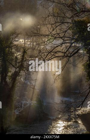 Die Bilder zeigen einen märchenhaften Blick auf Rastoke im Winter. Die malerische Kleinstadt Rastoke in Karlovac County ist eine der attraktivsten Touristenattraktionen in Kroatien, wo das Leben von zwei Flüssen diktiert wird: Slunjcica und Korana. In Rastoke wächst und fließt Slunjcica über Travertin-Felsen in den Fluss Korana, und in seinem Lauf entstehen viele Seen, Stromschnellen und Wasserfälle, von denen die berühmtesten Buk, Hrvoje und Vilina kosa sind. Sie werden oft Klein-Plitvicer genannt, weil die geologische Zusammensetzung der Wasserfälle die gleiche ist wie im Nationalpark Plitvicer Seen., in Rastoke, Kroatien Stockfoto