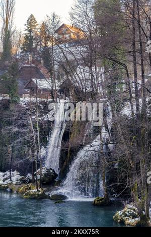 Die Bilder zeigen einen märchenhaften Blick auf Rastoke im Winter. Die malerische Kleinstadt Rastoke in Karlovac County ist eine der attraktivsten Touristenattraktionen in Kroatien, wo das Leben von zwei Flüssen diktiert wird: Slunjcica und Korana. In Rastoke wächst und fließt Slunjcica über Travertin-Felsen in den Fluss Korana, und in seinem Lauf entstehen viele Seen, Stromschnellen und Wasserfälle, von denen die berühmtesten Buk, Hrvoje und Vilina kosa sind. Sie werden oft Klein-Plitvicer genannt, weil die geologische Zusammensetzung der Wasserfälle die gleiche ist wie im Nationalpark Plitvicer Seen., in Rastoke, Kroatien Stockfoto