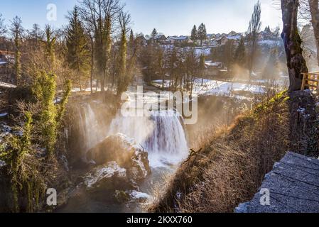 Die Bilder zeigen einen märchenhaften Blick auf Rastoke im Winter. Die malerische Kleinstadt Rastoke in Karlovac County ist eine der attraktivsten Touristenattraktionen in Kroatien, wo das Leben von zwei Flüssen diktiert wird: Slunjcica und Korana. In Rastoke wächst und fließt Slunjcica über Travertin-Felsen in den Fluss Korana, und in seinem Lauf entstehen viele Seen, Stromschnellen und Wasserfälle, von denen die berühmtesten Buk, Hrvoje und Vilina kosa sind. Sie werden oft Klein-Plitvicer genannt, weil die geologische Zusammensetzung der Wasserfälle die gleiche ist wie im Nationalpark Plitvicer Seen., in Rastoke, Kroatien Stockfoto