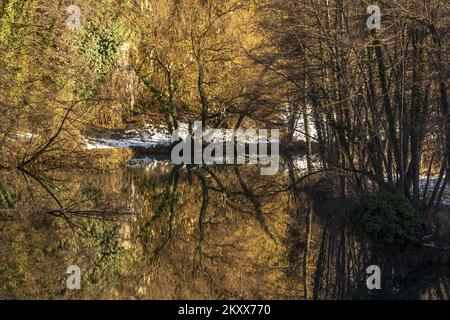 Die Bilder zeigen einen märchenhaften Blick auf Rastoke im Winter. Die malerische Kleinstadt Rastoke in Karlovac County ist eine der attraktivsten Touristenattraktionen in Kroatien, wo das Leben von zwei Flüssen diktiert wird: Slunjcica und Korana. In Rastoke wächst und fließt Slunjcica über Travertin-Felsen in den Fluss Korana, und in seinem Lauf entstehen viele Seen, Stromschnellen und Wasserfälle, von denen die berühmtesten Buk, Hrvoje und Vilina kosa sind. Sie werden oft Klein-Plitvicer genannt, weil die geologische Zusammensetzung der Wasserfälle die gleiche ist wie im Nationalpark Plitvicer Seen., in Rastoke, Kroatien Stockfoto