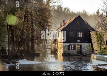 Die Bilder zeigen einen märchenhaften Blick auf Rastoke im Winter. Die malerische Kleinstadt Rastoke in Karlovac County ist eine der attraktivsten Touristenattraktionen in Kroatien, wo das Leben von zwei Flüssen diktiert wird: Slunjcica und Korana. In Rastoke wächst und fließt Slunjcica über Travertin-Felsen in den Fluss Korana, und in seinem Lauf entstehen viele Seen, Stromschnellen und Wasserfälle, von denen die berühmtesten Buk, Hrvoje und Vilina kosa sind. Sie werden oft Klein-Plitvicer genannt, weil die geologische Zusammensetzung der Wasserfälle die gleiche ist wie im Nationalpark Plitvicer Seen., in Rastoke, Kroatien Stockfoto