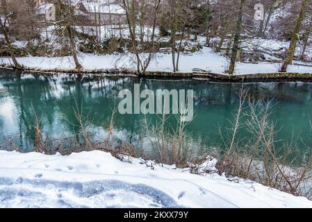 Die Bilder zeigen einen märchenhaften Blick auf Rastoke im Winter. Die malerische Kleinstadt Rastoke in Karlovac County ist eine der attraktivsten Touristenattraktionen in Kroatien, wo das Leben von zwei Flüssen diktiert wird: Slunjcica und Korana. In Rastoke wächst und fließt Slunjcica über Travertin-Felsen in den Fluss Korana, und in seinem Lauf entstehen viele Seen, Stromschnellen und Wasserfälle, von denen die berühmtesten Buk, Hrvoje und Vilina kosa sind. Sie werden oft Klein-Plitvicer genannt, weil die geologische Zusammensetzung der Wasserfälle die gleiche ist wie im Nationalpark Plitvicer Seen., in Rastoke, Kroatien Stockfoto