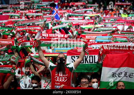 BUDAPEST, UNGARN - JANUAR 18: Ungarische Fans während des EHF-EURO-2022-Spiels der Herren zwischen Island und Ungarn in der MVM Dome Multifunctional Arena am 18. Januar 2022 in Budapest, Ungarn. Foto: Sanjin Strukic/PIXSELL Stockfoto