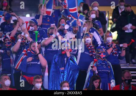 BUDAPEST, UNGARN - JANUAR 18: Fans vor dem Beginn des EHF-EURO-2022-Spiels der Herren zwischen Island und Ungarn in der MVM Dome Multifunctional Arena am 18. Januar 2022 in Budapest, Ungarn. Foto: Sanjin Strukic/PIXSELL Stockfoto