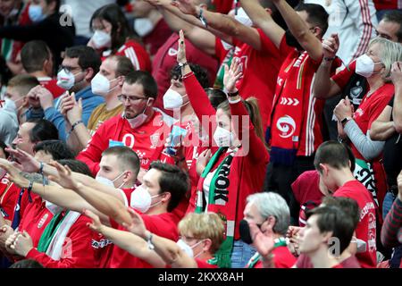 BUDAPEST, UNGARN - 18. JANUAR: Fans beim EHF-EURO-2022-Spiel der Herren zwischen Island und Ungarn in der MVM Dome Multifunctional Arena am 18. Januar 2022 in Budapest, Ungarn. Foto: Sanjin Strukic/PIXSELL Stockfoto