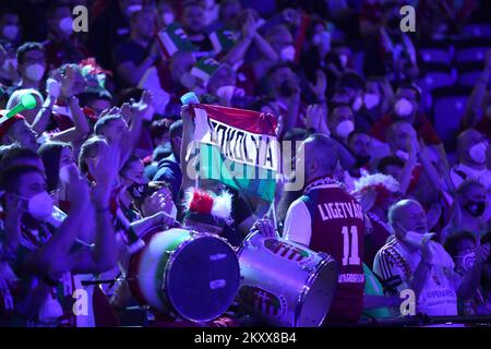 BUDAPEST, UNGARN - JANUAR 18: Fans vor dem Beginn des EHF-EURO-2022-Spiels der Herren zwischen Island und Ungarn in der MVM Dome Multifunctional Arena am 18. Januar 2022 in Budapest, Ungarn. Foto: Sanjin Strukic/PIXSELL Stockfoto