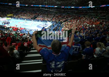 BUDAPEST, UNGARN - 18. JANUAR: Fans beim EHF-EURO-2022-Spiel der Herren zwischen Island und Ungarn in der MVM Dome Multifunctional Arena am 18. Januar 2022 in Budapest, Ungarn. Foto: Sanjin Strukic/PIXSELL Stockfoto