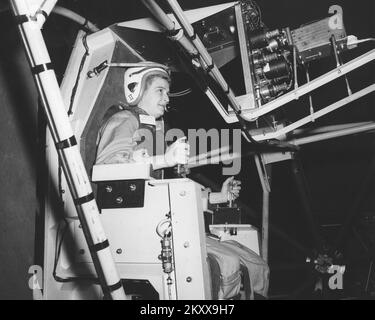 Errie Cobb, eine bekannte Pilotin in den 1950er Jahren, fliegt im April 1960 im Lewis Research Center (jetzt Glenn Research Center) auf dem Gimbal Rig im Altitude Wind Tunnel (AWT). Das Gimbal Rig, früher MASTIF oder Multiple Axis Space Test Inertia Facility genannt, wurde verwendet, um die Mercury 7 Astronauten zu trainieren, um die Drehung eines umstürzenden Raumschiffs zu steuern. Als Teil einer privat finanzierten Initiative war Jerrie Cobb die erste Frau, die alle drei Phasen des Mercury-Astronauten-Screening-Programms bestanden hat. 6. April 1960 Stockfoto