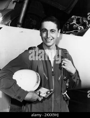 Hier steht Scott Crossfield neben seinem Douglas D-558-2 Skyrocket nach seinem historischen Mach 2 Flug. Datum: 20. November 1953 Stockfoto