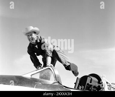 Cowboy Joe (NACA High-Speed Flight Station Testpilot Joseph Walker) und sein Pferd (Bell Aircraft Corporation X-1A). Ein glücklicher Joe wurde 1955 in Edwards, Kalifornien, fotografiert. Der X-1A wurde 1953 sechs Mal vom Piloten der Bell Aircraft Company Jean „Skip“ Ziegler geflogen. Air Force Testpiloten Major Charles 'Chuck' Yeager und Major Arthur 'Kit' Murray machten 18 Flüge zwischen dem 21. November 1953 und dem 26. August 1954. Die X-1A wurde dann der NACA übergeben. Joe Walker flog den ersten NACA-Flug am 20. Juli 1955. Walker versuchte am 8. August 1955 einen zweiten Flug Stockfoto