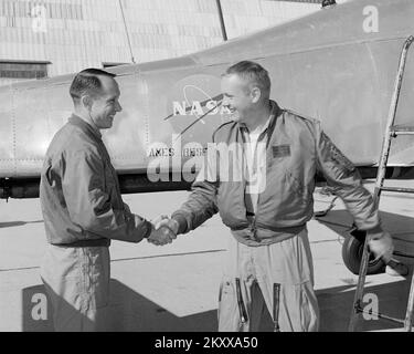 Ames Testpilot Fred Drinkwater gratulierte Neil Armstrong zu seinem ersten schwebenden Flug im Ames Bell X-14 Vertical Start and Landing (VTOL) Flugzeug im Ames Research Center der NASA. Foto des NASA-Fotografen Lee Jones. Stockfoto