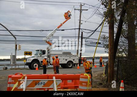 Oyster Bay, New York, 4. November 2012 Diese Crew aus Ontario, Kanada, arbeitet in Oyser Bay New York und ist eine von vielen aus den USA und Kanada, die dabei helfen, die vom Hurrikan Sandy betroffenen Menschen wieder mit Strom zu versorgen. Die FEMA arbeitet mit vielen Partnern zusammen, darunter Regierungen auf Bundes-, Landes-, Kommunal- und Stammesebene, ehrenamtliche, religiöse und kommunale Organisationen sowie der Privatsektor, um die vom Hurrikan Sandy betroffenen Bewohner zu unterstützen. Howard Greenblatt/FEMA. New York Hurrikan Sandy. Fotos zu Katastrophen- und Notfallmanagementprogrammen, Aktivitäten und Beamten Stockfoto