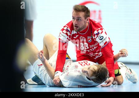 Luka Cindric von Kroatien und Mathias Gidsel von Dänemark in Aktion während des Euro 2022-Hauptrunden-Gruppenspiels der Männer zwischen 1. Dänemark und Kroatien IN der MVM Dome Multifunctional Arena am 22. Januar 1 2022 in Budapest, Ungarn. Foto: Sanjin Strukic/PIXSELL Stockfoto