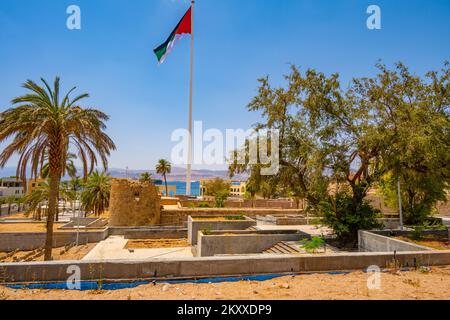 Die Ruinen der Festung Akaba mit dem arabischen Revolt-Flaggenmast im Hintergrund Stockfoto