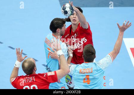 Jacob Tandrup Holm von Dänemark in Aktion beim Euro-2022-Spiel der Herren in der EHF-Hauptrunde der Gruppe 1 zwischen Dänemark und den Niederlanden am 24. Januar 2022 in Budapest, Ungarn. Foto: Sanjin Strukic/PIXSELL Stockfoto