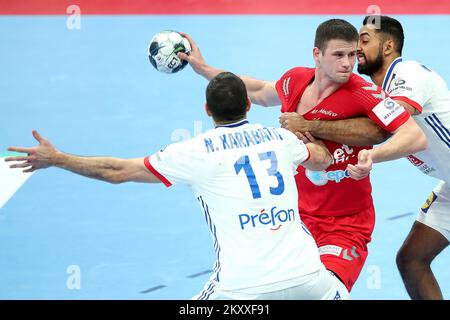 Radojica Cepic von Montenegro im Kampf gegen Melvyn Richardson von Frankreich und Nikola Karabatic von Frankreich während 1 des Euro-2022-Hauptrundenspiels der Herren zwischen Montenegro und Frankreich am 24. Januar 2022 in Budapest, Ungarn. Foto: Sanjin Strukic/PIXSELL Stockfoto