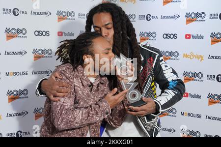 Bob Vylan gewinnt bei den Mobo Awards 2022 in der OVO Arena Wembley, London, den Best Alternative Music Act. Bilddatum: Mittwoch, 30. November 2022. Stockfoto