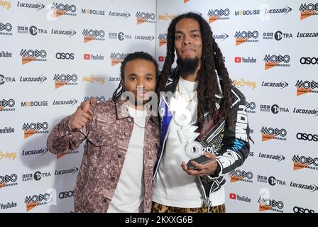 Bob Vylan gewinnt bei den Mobo Awards 2022 in der OVO Arena Wembley, London, den Best Alternative Music Act. Bilddatum: Mittwoch, 30. November 2022. Stockfoto