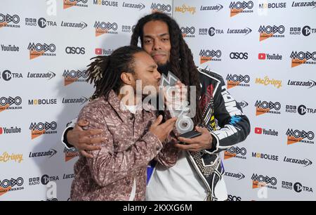 Bob Vylan gewinnt bei den Mobo Awards 2022 in der OVO Arena Wembley, London, den Best Alternative Music Act. Bilddatum: Mittwoch, 30. November 2022. Stockfoto