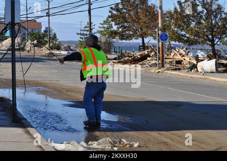 Union Beach, N.J., 5. November 2012 in Union Beach arbeitet ein Telefonleitender daran, den Telefondienst in einem Gebiet wiederherzustellen, das vom Hurrikan Sandy völlig verwüstet wurde. Die FEMA arbeitet mit städtischen und lokalen Behörden zusammen, um den Wiederherstellungsprozess zu beschleunigen. Hurrikan Sandy Aus New Jersey. Fotos zu Katastrophen- und Notfallmanagementprogrammen, Aktivitäten und Beamten Stockfoto