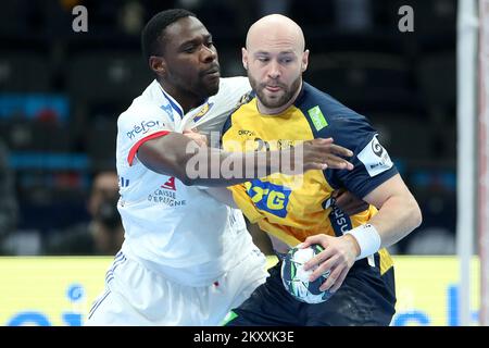 Albin Lagergren von Schweden im Kampf gegen Dylan Nahi von Frankreich während des Halbfinalspiels DER Herren EHF EURO 2022 zwischen Frankreich und Schweden auf der MVM Dome am 28. Januar 2022 in Budapest, Ungarn. Foto: Sanjin Strukic/PIXSELL Stockfoto