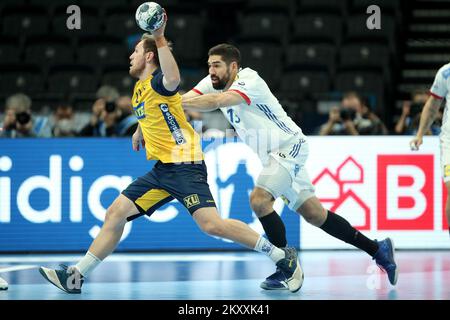 Albin Lagergren von Schweden im Kampf gegen Nikola Karabatic von Frankreich während des Halbfinalspiels DER Herren EHF EURO 2022 zwischen Frankreich und Schweden auf der MVM Dome am 28. Januar 2022 in Budapest, Ungarn. Foto: Sanjin Strukic/PIXSELL Stockfoto